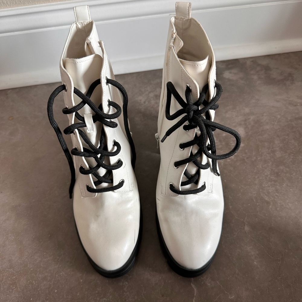 White boot - Picture 3 of 3
